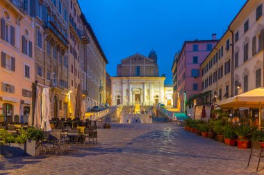 Ancona, İtalya 'daki Piazza del Plebiscito' nun arkasındaki Saint Domenico Kilisesi 'nin gün doğumu manzarası.