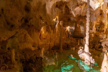 İtalya 'daki Grotte di Frasassi mağaraları.