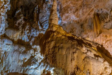 İtalya 'daki Grotte di Frasassi mağaraları.