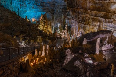 İtalya 'daki Grotte di Frasassi mağaraları.