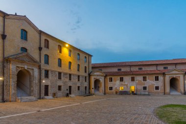 İtalya 'nın Ancona kentindeki Mole Vanvitelliana kalesinin günbatımı manzarası.