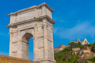 Ancona, İtalya 'daki Arco di Traiano' nun arkasındaki San Ciriaco Katedrali.