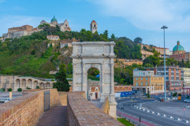 Ancona, İtalya 'daki Arco di Traiano' nun arkasındaki San Ciriaco Katedrali.