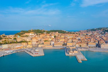 Ancona, İtalya 'ya bakan San Ciriaco Katedrali.