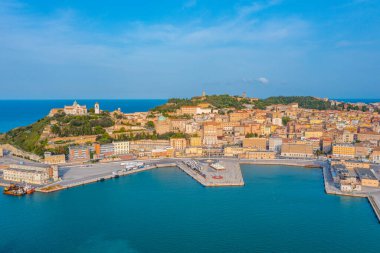 Ancona, İtalya 'ya bakan San Ciriaco Katedrali.