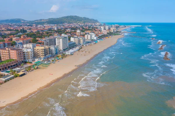 İtalyan şehri Pesaro 'daki plajın havadan görünüşü.