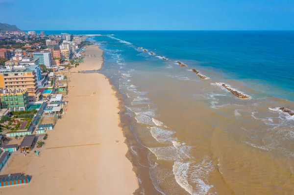 İtalyan şehri Pesaro 'daki plajın havadan görünüşü.