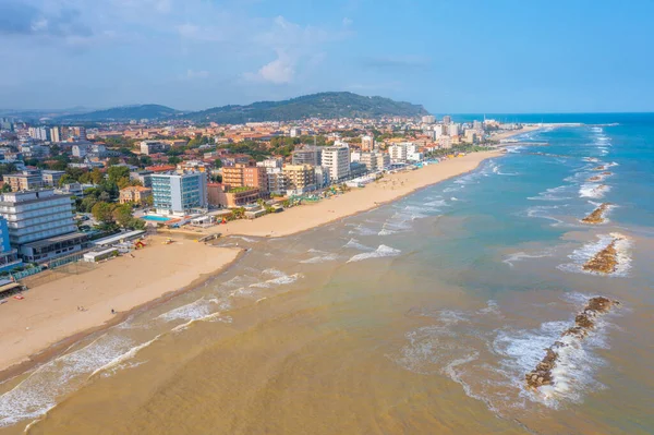 İtalyan şehri Pesaro 'daki plajın havadan görünüşü.