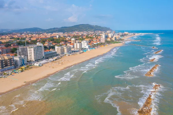 İtalyan şehri Pesaro 'daki plajın havadan görünüşü.