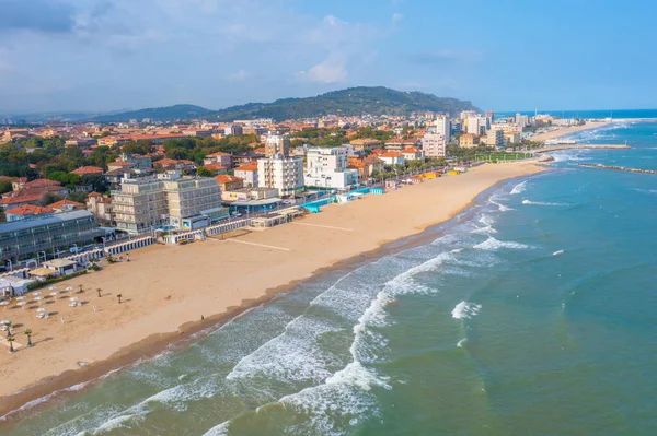 İtalyan şehri Pesaro 'daki plajın havadan görünüşü.