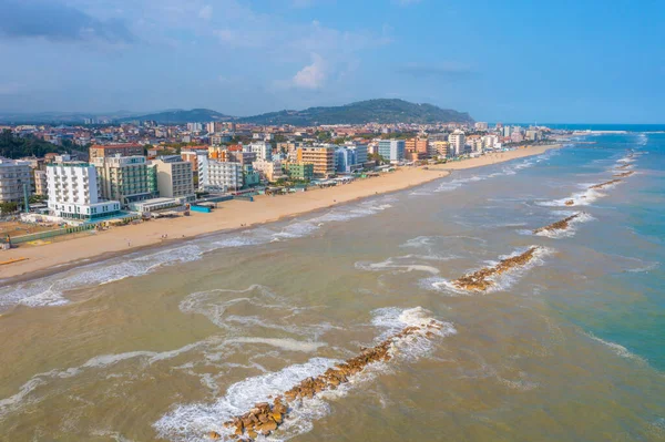 İtalyan şehri Pesaro 'daki plajın havadan görünüşü.