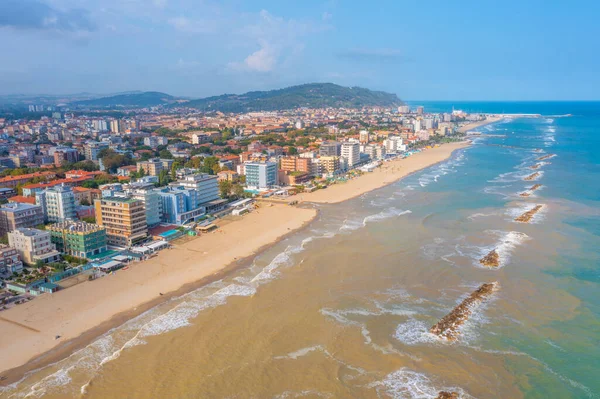 İtalyan şehri Pesaro 'daki plajın havadan görünüşü.