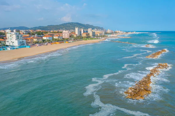 İtalyan şehri Pesaro 'daki plajın havadan görünüşü.