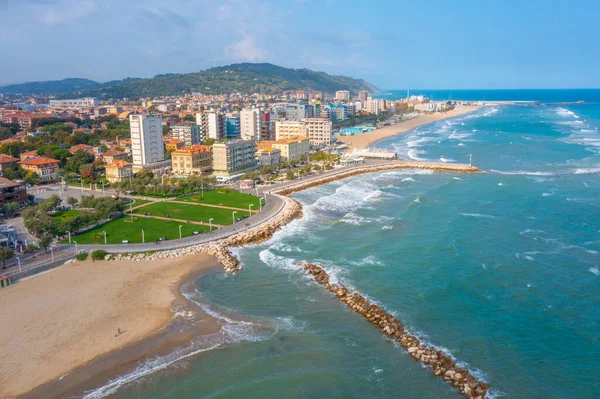 İtalyan şehri Pesaro 'daki plajın havadan görünüşü.