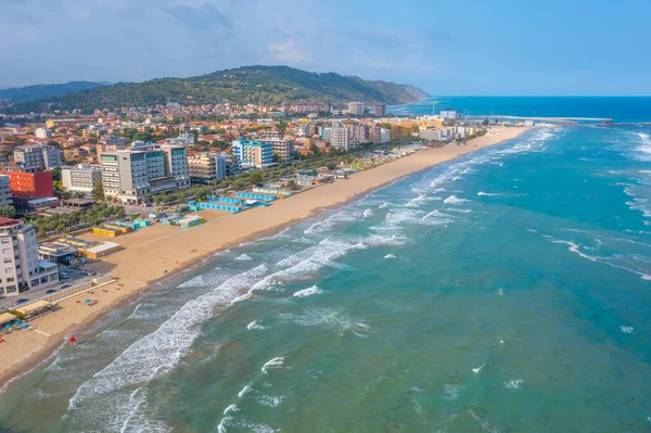 İtalyan şehri Pesaro 'daki plajın havadan görünüşü.