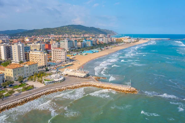 İtalyan şehri Pesaro 'daki plajın havadan görünüşü.