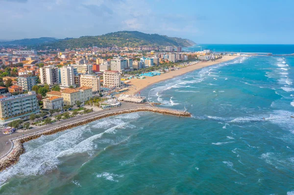 İtalyan şehri Pesaro 'daki plajın havadan görünüşü.