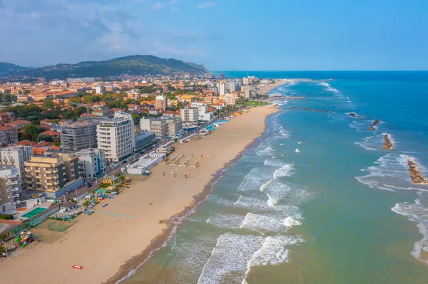 İtalyan şehri Pesaro 'daki plajın havadan görünüşü.