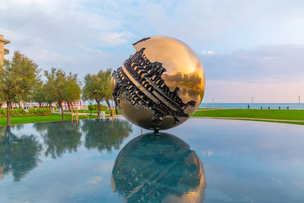 Pesaro, İtalya 'daki A. Pomodoro' nun dev küresi..