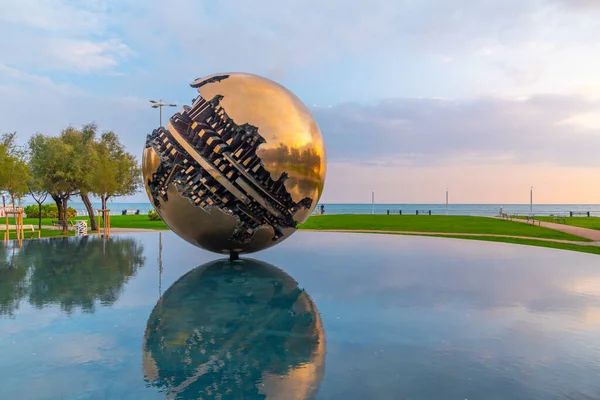 Pesaro, İtalya 'daki A. Pomodoro' nun dev küresi..