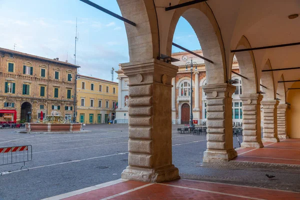 Pesaro, İtalya 'da bir atari salonunun arkasındaki Piazza del Popolo' nun gündoğumu manzarası.
