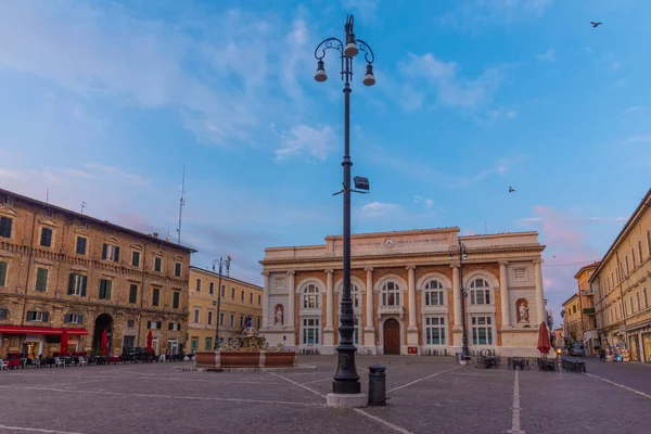 Pesaro, İtalya 'da Postane sarayı ve Neptün çeşmesiyle Piazza del Popolo' nun gündoğumu manzarası.