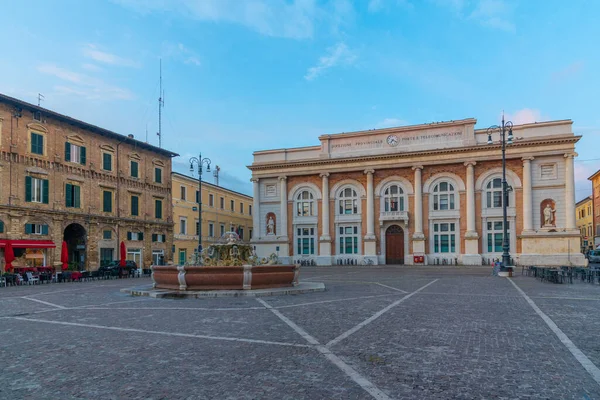 Pesaro, İtalya 'da Postane sarayı ve Neptün çeşmesiyle Piazza del Popolo' nun gündoğumu manzarası.