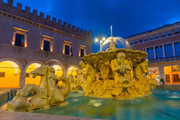 Pesaro, İtalya 'nın merkezindeki Palazzo Ducale' nin gündoğumu manzarası.