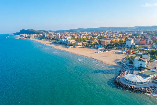 İtalyan şehri Pesaro 'daki plajın havadan görünüşü.