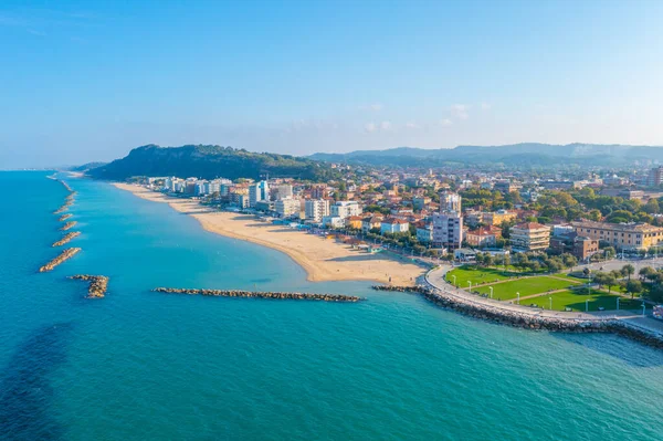 İtalyan şehri Pesaro 'daki plajın havadan görünüşü.