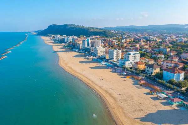 İtalyan şehri Pesaro 'daki plajın havadan görünüşü.