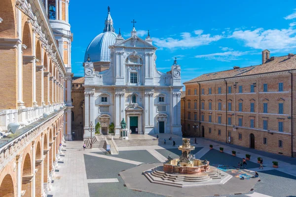 Piazza della Madonna ve İtalya 'daki Loreto Kutsal Evinin Sığınağı.