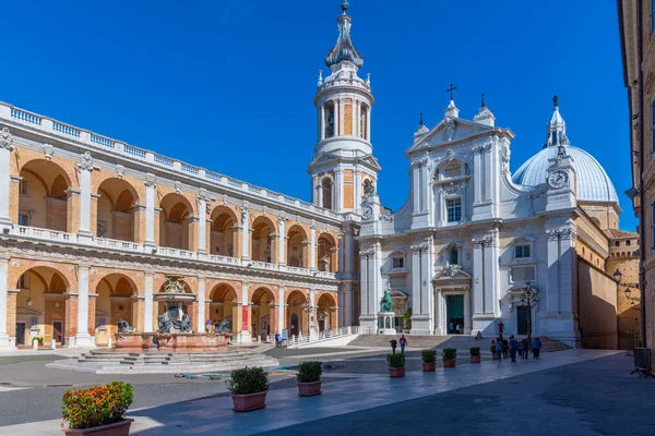 Piazza della Madonna ve İtalya 'daki Loreto Kutsal Evinin Sığınağı.