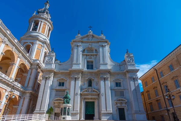 İtalya 'daki Kutsal Loreto Evi' nin mabedi..