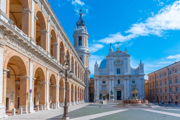 Piazza della Madonna ve İtalya 'daki Loreto Kutsal Evinin Sığınağı.