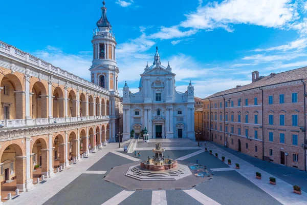 Piazza della Madonna ve İtalya 'daki Loreto Kutsal Evinin Sığınağı.