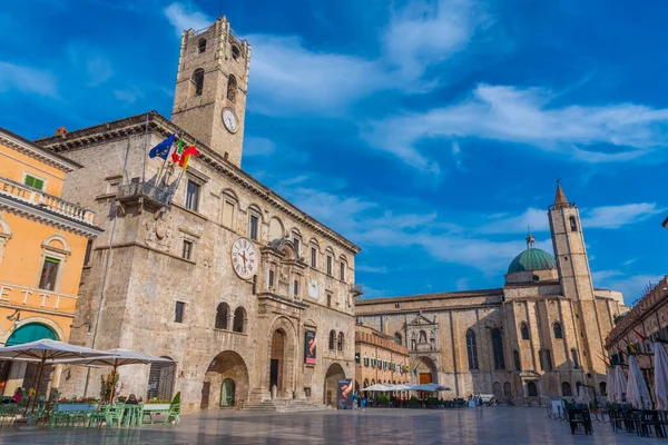 Palazzo dei Capitani del Popolo ve İtalyan şehri Ascoli Piceno 'daki Saint Francis Kilisesi.