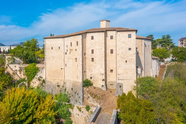 Malatesta kalesi ve İtalyan şehri Ascoli Piceno 'nun hava manzarası.