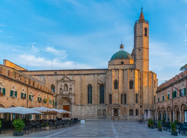 意大利小镇圣弗朗西斯教堂Ascoli Piceno — 图库照片