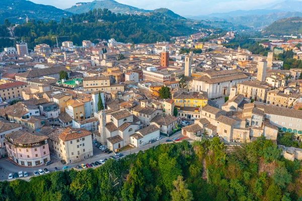 İtalyan şehri Ascoli Piceno 'nun şehir merkezinin havadan görünüşü.