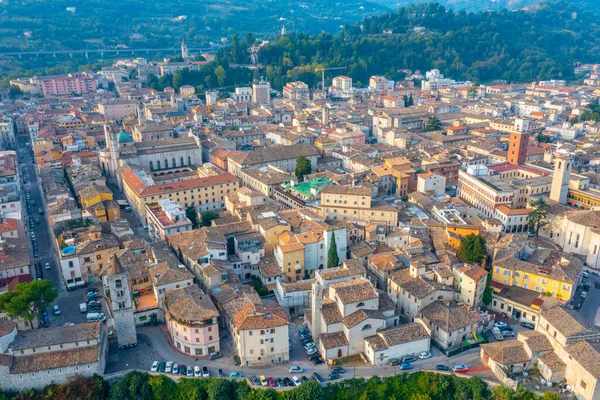 İtalyan şehri Ascoli Piceno 'nun şehir merkezinin havadan görünüşü.