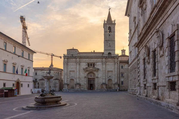 İtalyan şehri Ascoli Piceno 'daki katedralin gün doğumu manzarası.