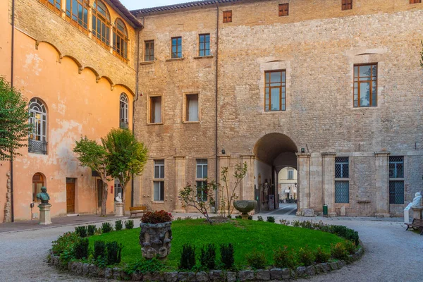 Αυλή Του Palazzo Dell Arengo Στην Ιταλική Πόλη Ascoli Piceno — Φωτογραφία Αρχείου