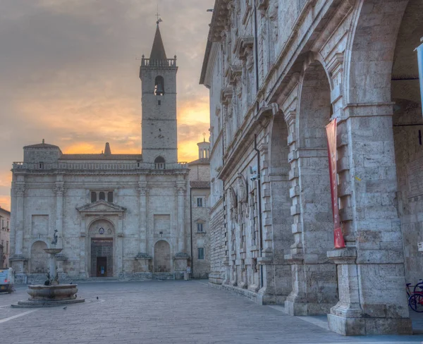 İtalyan şehri Ascoli Piceno 'daki katedralin gün doğumu manzarası.