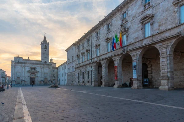 Soluppgång Utsikt Över Katedralen Den Italienska Staden Ascoli Piceno — Stockfoto