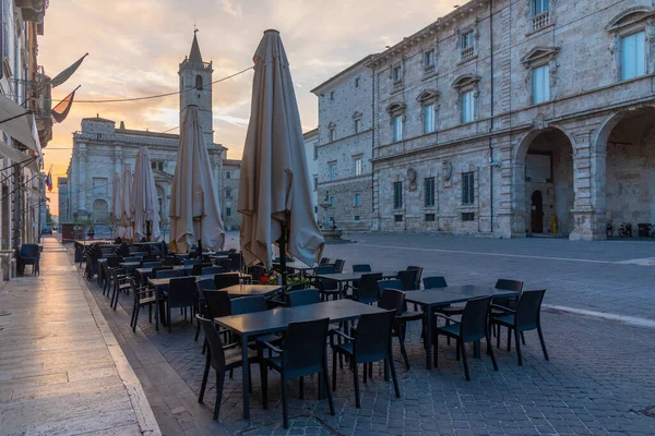 İtalyan şehri Ascoli Piceno 'daki katedralin gün doğumu manzarası.