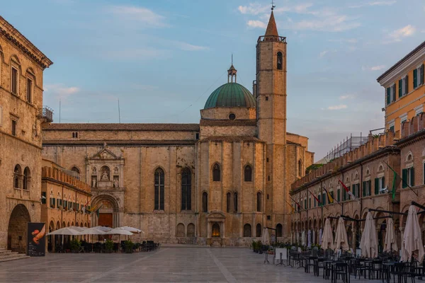 İtalyan şehri Ascoli Piceno 'daki Aziz Francis Kilisesi' nin gündoğumu manzarası.