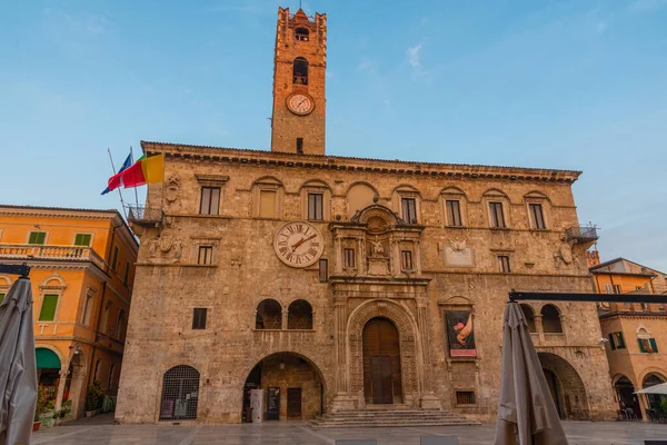 Soluppgång Över Palazzo Dei Capitani Del Popolo Italienska Staden Ascoli — Stockfoto