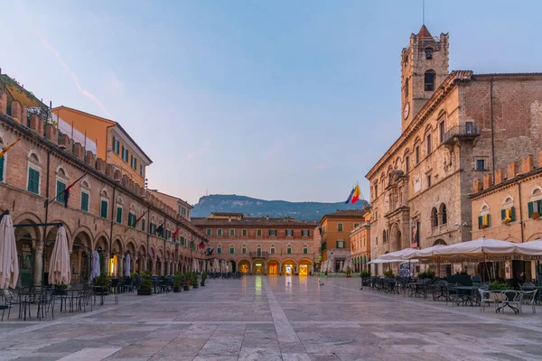 İtalyan şehri Ascoli Piceno 'daki Palazzo dei Capitani del Popolo' nun gündoğumu manzarası.