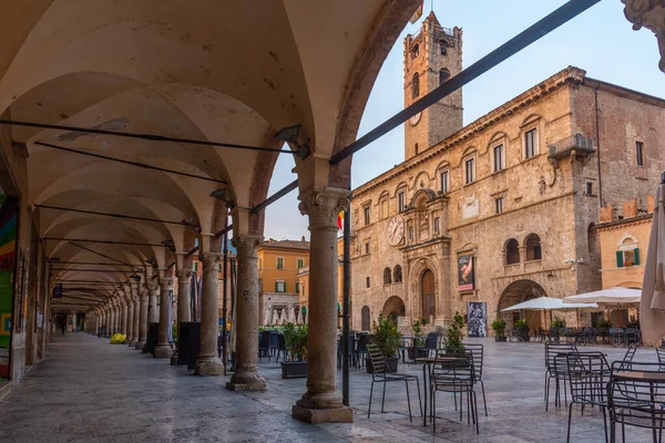 Soluppgång Över Palazzo Dei Capitani Del Popolo Italienska Staden Ascoli — Stockfoto